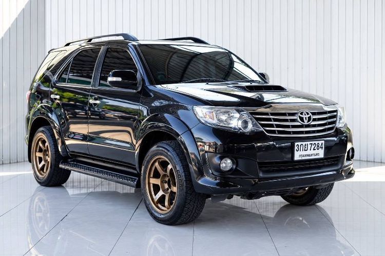 รถ Toyota Fortuner 2.5 V สี ดำ