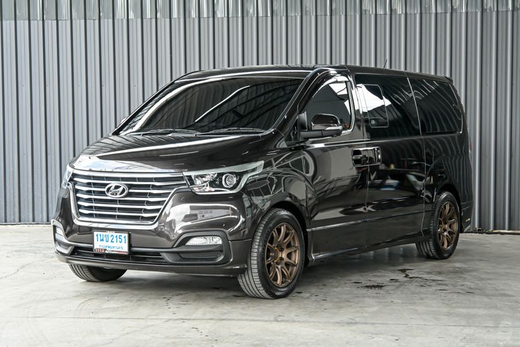 รถ Hyundai H-1  2.5 Deluxe สี น้ำตาล