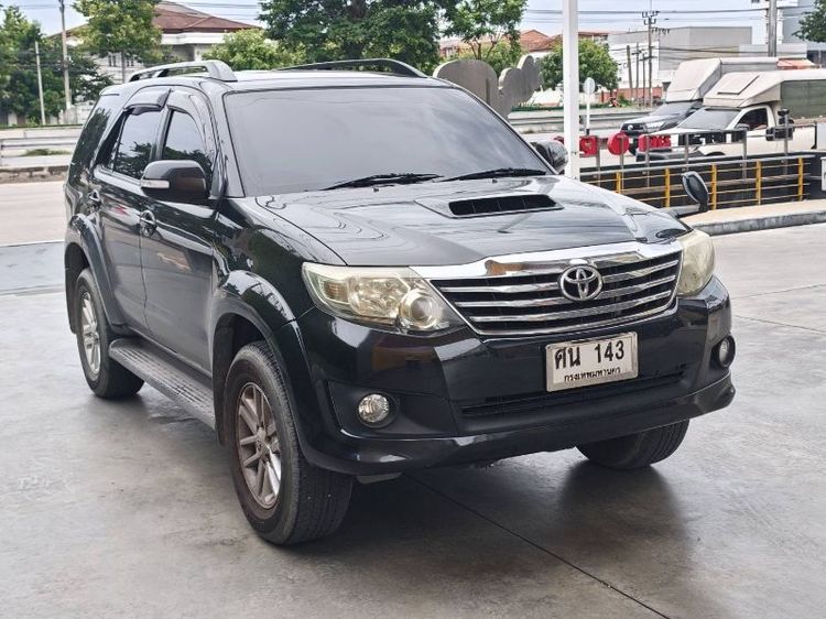 รถ Toyota Fortuner 3.0 V สี ดำ