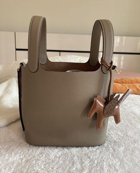กระเป๋าหนังวัวแท้ Aesthetic Cowhide Leather Picotin Bucket Bag รูปที่ 4