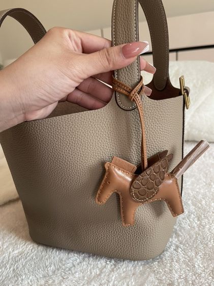 กระเป๋าหนังวัวแท้ Aesthetic Cowhide Leather Picotin Bucket Bag รูปที่ 10