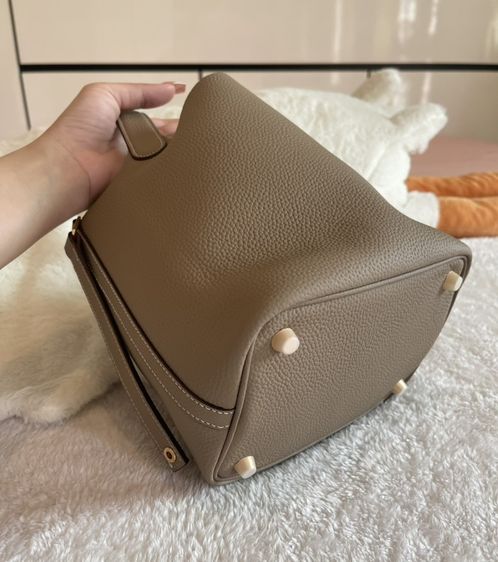 กระเป๋าหนังวัวแท้ Aesthetic Cowhide Leather Picotin Bucket Bag รูปที่ 9