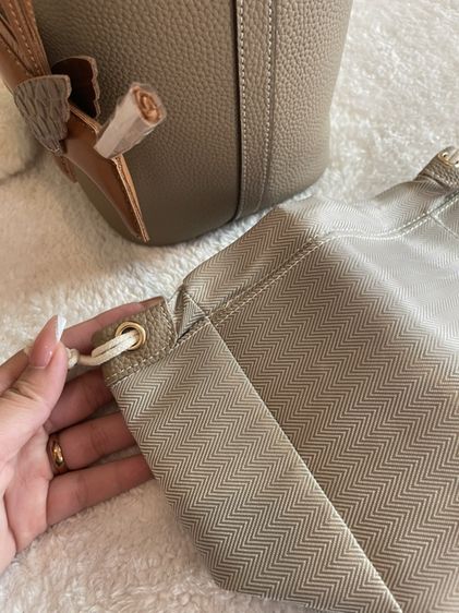 กระเป๋าหนังวัวแท้ Aesthetic Cowhide Leather Picotin Bucket Bag รูปที่ 7