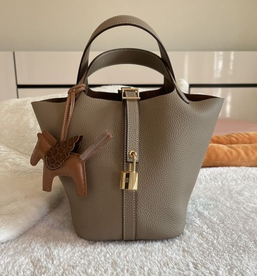 กระเป๋าหนังวัวแท้ Aesthetic Cowhide Leather Picotin Bucket Bag รูปที่ 2