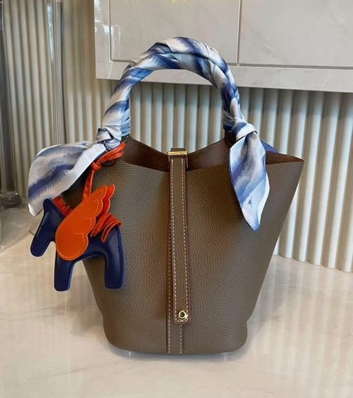 กระเป๋าหนังวัวแท้ Aesthetic Cowhide Leather Picotin Bucket Bag รูปที่ 4