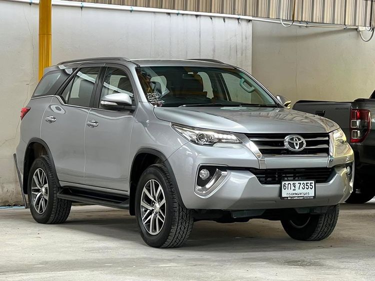 รถ Toyota Fortuner 2.4 V สี เทา
