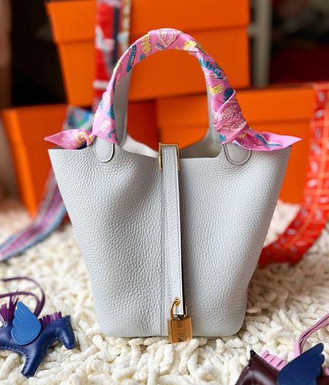 กระเป๋าหนังวัวแท้ Aesthetic Cowhide Leather Picotin Bucket Bag รูปที่ 3