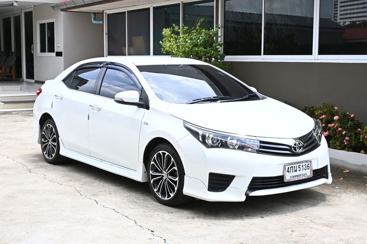 รถ Toyota Altis 1.8 Esport สี ขาว