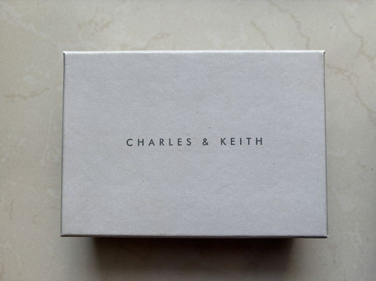 อื่นๆ หนัง PU หญิง [ส่งต่อ] กระเป๋าสตางค์ใบสั้น CHARLES & KEITH สีดำ ลายหนังอัดเม็ด (Pebbled Leather)อุปกรณ์: กล่องแท้เดิมตรงรุ่นครบสภาพ: สภาพดี หนังไม่ลอก ไม่กรอบ ทรงสวย ขอบมุมดีรายล