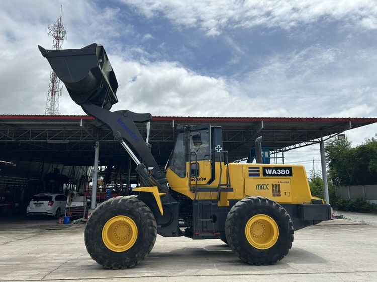 รถตักล้อยาง KOMATSU  รุ่น WA380-3 บุ้งกี๋ 3 คิว ยกสูง 3.9 ม. รถเก่านอกนำเข้า