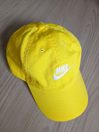หมวก Nike Club Cap สีเหลืองสดใส (แท้) ปักโลโก้ขาว สภาพสวยกริ๊บ ผ้า Cotton 100% ไซส์ L/XL ปรับสายได้มือสองสภาพดีมาก ผ้ายังทรงสวย ไม่ย้วย Clean พร้อมใช้งาน