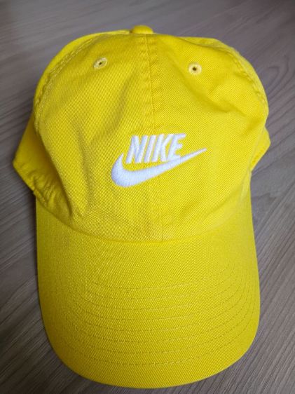 หมวก Nike Club Cap สีเหลืองสดใส (แท้) ปักโลโก้ขาว สภาพสวยกริ๊บ ผ้า Cotton 100% ไซส์ L/XL ปรับสายได้มือสองสภาพดีมาก ผ้ายังทรงสวย ไม่ย้วย Clean พร้อมใช้งาน รูปที่ 3