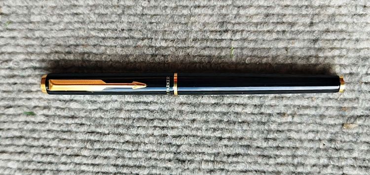 ปากกาหมึกซึมวินเทจ Parker (รุ่นที่ใกล้เคียงเช่น Parker 95 หรือ 88) สีดำตัดขอบทอง พร้อมระบบสูบหมึกแบบบีบ ของแท้