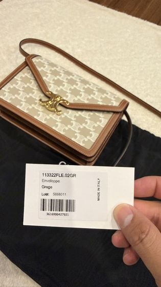 Celine Enveloppe Triomphe Canvasสี Grege | Ref: 113322FLE.02GR | Made in Italyรายละเอียดสินค้า• ทรงซอง (Envelope) ฝาล็อกโลโก้ Triomphe โลหะสีทอง• วั รูปที่ 8
