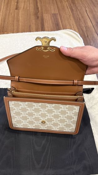 Celine Enveloppe Triomphe Canvasสี Grege | Ref: 113322FLE.02GR | Made in Italyรายละเอียดสินค้า• ทรงซอง (Envelope) ฝาล็อกโลโก้ Triomphe โลหะสีทอง• วั รูปที่ 7