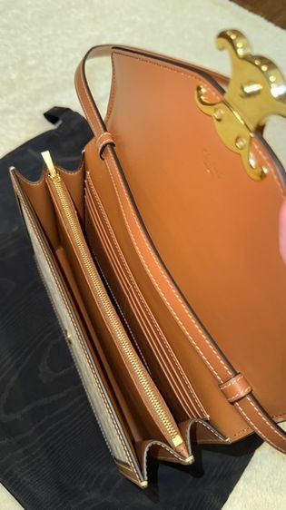Celine Enveloppe Triomphe Canvasสี Grege | Ref: 113322FLE.02GR | Made in Italyรายละเอียดสินค้า• ทรงซอง (Envelope) ฝาล็อกโลโก้ Triomphe โลหะสีทอง• วั รูปที่ 6