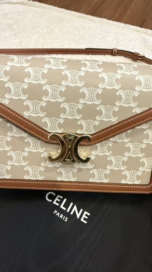Celine Enveloppe Triomphe Canvasสี Grege | Ref: 113322FLE.02GR | Made in Italyรายละเอียดสินค้า• ทรงซอง (Envelope) ฝาล็อกโลโก้ Triomphe โลหะสีทอง• วั รูปที่ 4