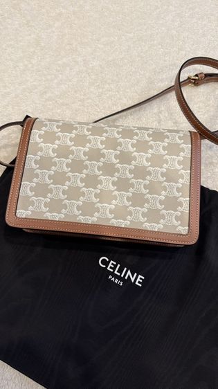 Celine Enveloppe Triomphe Canvasสี Grege | Ref: 113322FLE.02GR | Made in Italyรายละเอียดสินค้า• ทรงซอง (Envelope) ฝาล็อกโลโก้ Triomphe โลหะสีทอง• วั รูปที่ 5