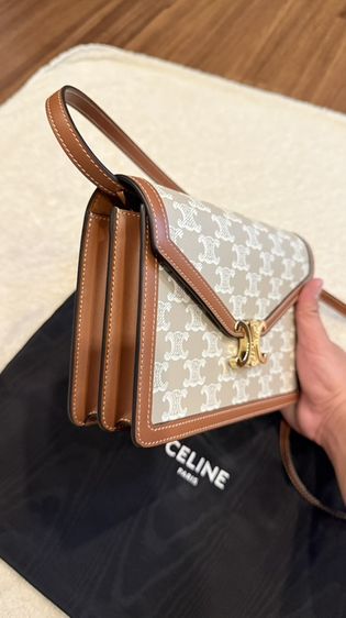 Celine Enveloppe Triomphe Canvasสี Grege | Ref: 113322FLE.02GR | Made in Italyรายละเอียดสินค้า• ทรงซอง (Envelope) ฝาล็อกโลโก้ Triomphe โลหะสีทอง• วั รูปที่ 9