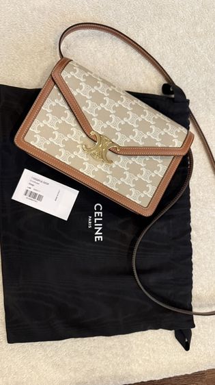 Celine Enveloppe Triomphe Canvasสี Grege | Ref: 113322FLE.02GR | Made in Italyรายละเอียดสินค้า• ทรงซอง (Envelope) ฝาล็อกโลโก้ Triomphe โลหะสีทอง• วั รูปที่ 2