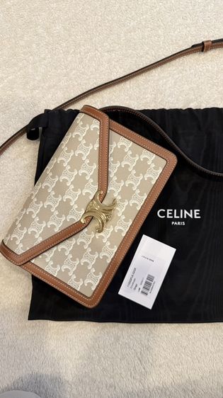 Celine Enveloppe Triomphe Canvasสี Grege | Ref: 113322FLE.02GR | Made in Italyรายละเอียดสินค้า• ทรงซอง (Envelope) ฝาล็อกโลโก้ Triomphe โลหะสีทอง• วั