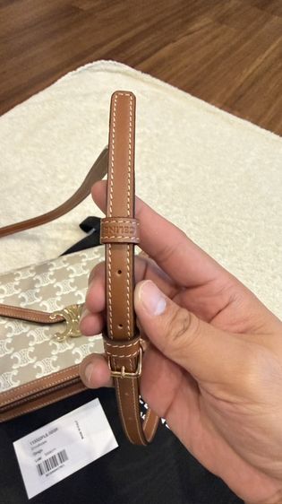 Celine Enveloppe Triomphe Canvasสี Grege | Ref: 113322FLE.02GR | Made in Italyรายละเอียดสินค้า• ทรงซอง (Envelope) ฝาล็อกโลโก้ Triomphe โลหะสีทอง• วั รูปที่ 3