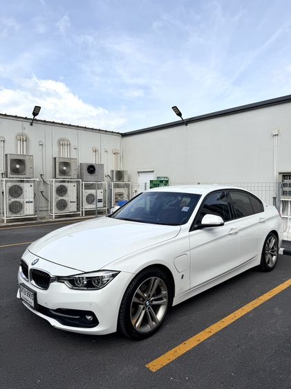 BMW Series 3 2018 330e Sedan เบนซิน ไม่ติดแก๊ส เกียร์อัตโนมัติ ขาว รูปที่ 3
