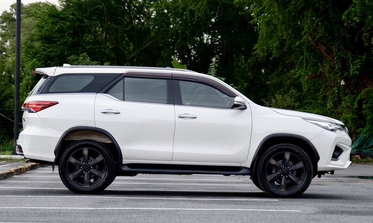 Toyota Fortuner 2017 2.8 TRD Sportivo Utility-car ดีเซล ไม่ติดแก๊ส เกียร์อัตโนมัติ ขาว รูปที่ 4