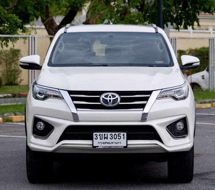 Toyota Fortuner 2017 2.8 TRD Sportivo Utility-car ดีเซล ไม่ติดแก๊ส เกียร์อัตโนมัติ ขาว รูปที่ 2
