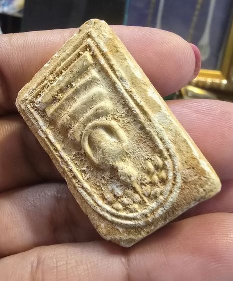 พระสมเด็จเก่าด้านหลังมีปั๊มตรยางเก่า250บาทรวมส่ง รูปที่ 4