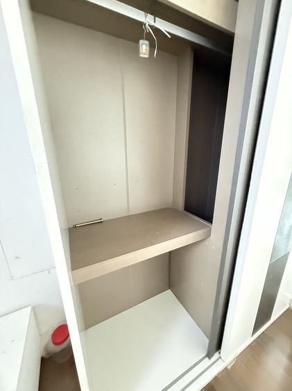 ขายตู้เสื้อผ้า SB Funiture สภาพสวยมีตำหนิตามรูป ไฟตู้ใช้ได้ปกติ