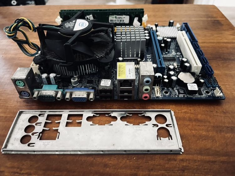 ขาย cpu บอร์ด Ram รวมชุด Core2 E8300