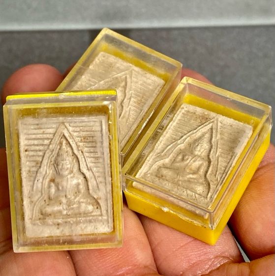 พระผงของขวัญ วัดปากน้ำ” 3 องค์“ รุ่นอนุสรณ์สถานแห่งชาติปี พ.ศ. 2534 ( เนื้อหาชัดเจน/กล่องเดิมวัด )