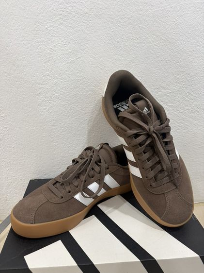 รองเท้า Adidas
