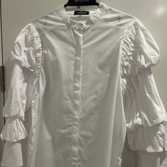 อื่นๆ เสื้อเชิ้ตและเสื้อผู้หญิง S ขาว เสื้อเชิ้ตแขนยาวจับจีบพอง แบรนด์ Cherlyne สภาพใหม่เอี่ยม