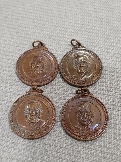 เหรียญกันภัย พระครูปทุมวรกิจ (หลวงปู่บัวพันธ์ ปัญญาวโร) วัดขวัญเมืองระบือธรรม อำเภอบรบือ จังหวัดมหาสารคาม สร้างในปี พ.ศ. 2537 เนื้อทองแดง โดยด้านหลังมีอักขระยันต์และข้อควา