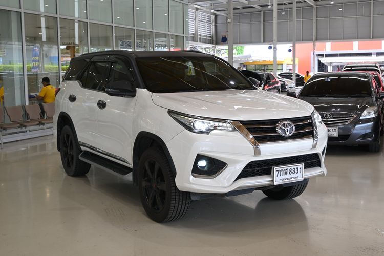 รถ Toyota Fortuner 2.8 V TRD Sportivo สี ขาว