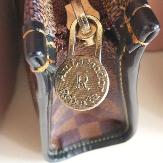 กระเป๋าทรงคลัทช์​แบรนด์​ Ambassador​ Roberta​.มือ​ 2 รูปที่ 10
