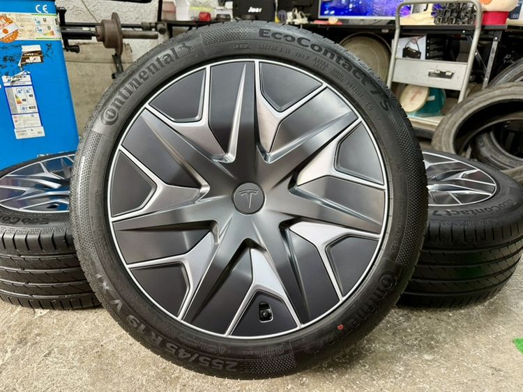 19" ล้อแม็ก TESLA MODEL YL ขอบ 19” ถอดป้ายแดงยาง CONTINENTAL ปี 26 พื้น 3000 โล ตุ่มหน้ายางยังเห็นอยู่
