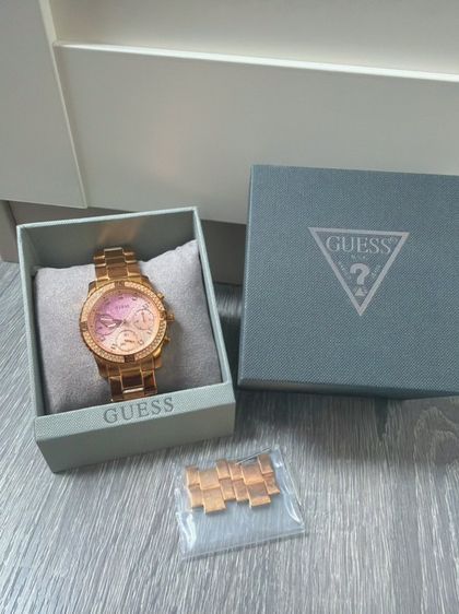 GUESS โครโนกราฟ สีโรสโกลด์ หน้าปัดกลิตเตอร์ ประดับคริสตัลรอบตัวเรือน