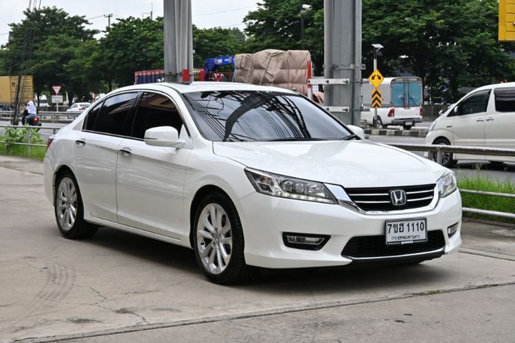 รถ Honda Accord 2.4 Tech สี ขาว