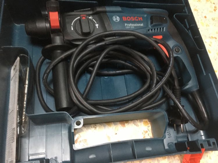 อุปกรณ์เครื่องมือช่าง สวาลไฟฟ้าโรตารี่ซ้ายขวาได้สามระบบ BOSCH GBH 220 สภาพสวยนางฟ้าพร้อมใช้งานพร้อมกล่องแท้