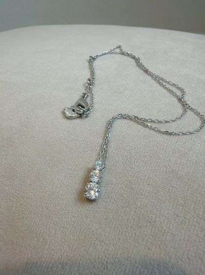 สร้อยคอและจี้ อื่นๆ 💎✨ ขายสร้อยคอ SWAROVSKI จี้คริสตัล 3 เม็ด สวยหรูสมกาญทุกโอกาส