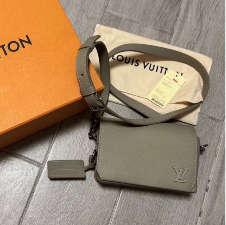 หนังแท้ อื่นๆ Louis Vuitton Fastline Wearable sage color very great condition