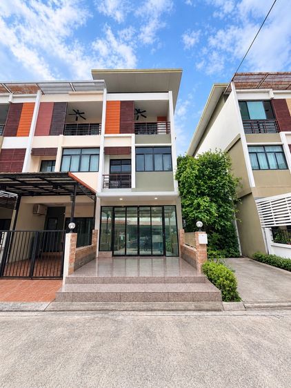 มีบางส่วน 2025 ขายทาวน์โฮม 3 ชั้น หมู่บ้าน Six nature กัลปพฤกษ์  รีโนเวทใหม่ ราคาถูกที่สุดในโครงการ