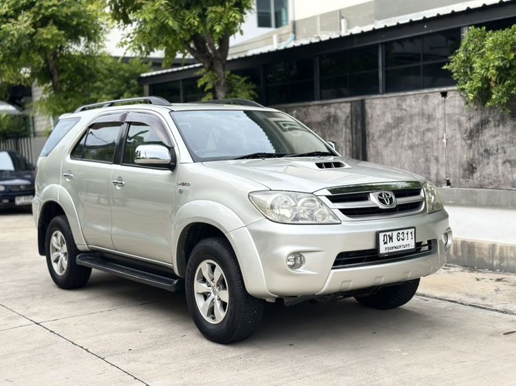 รถ Toyota Fortuner 3.0 V 4WD สี บรอนซ์ทอง