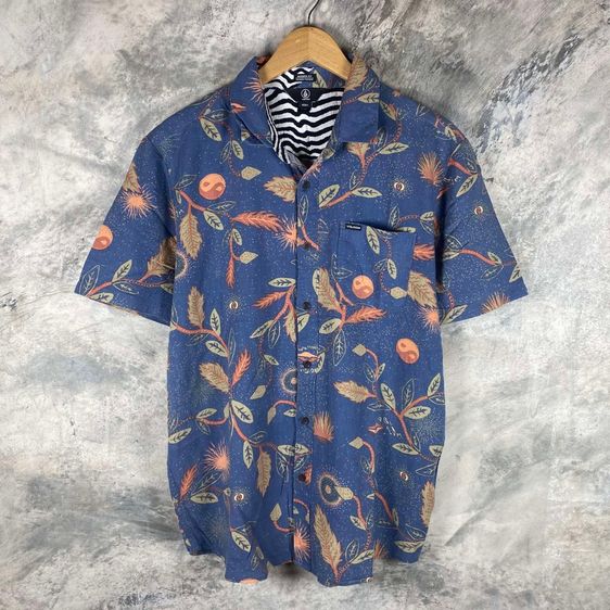 เสื้อยืด VOLCOM แท้ 💯 size L ขนาดอก 22 ยาว 29 นิ้ว สภาพดีมาก ทรงสวย รายละเอียดดี เนื้อผ้าใส่สบายมาก หายากน่าสะสมครับสนใจติดต่อ091-4067449 เต่าID: meewat215
