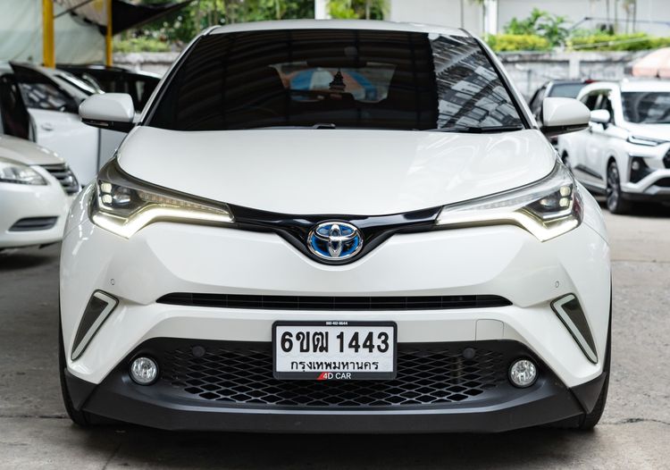 รถ Toyota C-HR 1.8 HV Mid สี ขาว