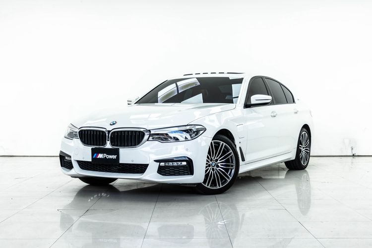 BMW Series 5 2018 530e Sedan ปลั๊กอินไฮบริด (PHEV) ไม่ติดแก๊ส เกียร์อัตโนมัติ ขาว