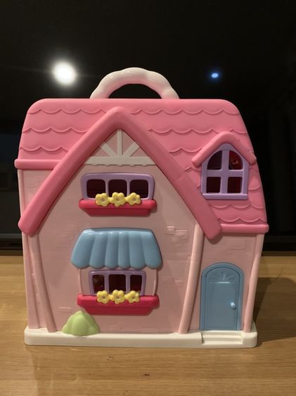 ชุดของเล่นบ้านตุ๊กตา You & Me Happy Together Family Cottage (จากแบรนด์ Toys "R" Us) ราคา 1290 บาท